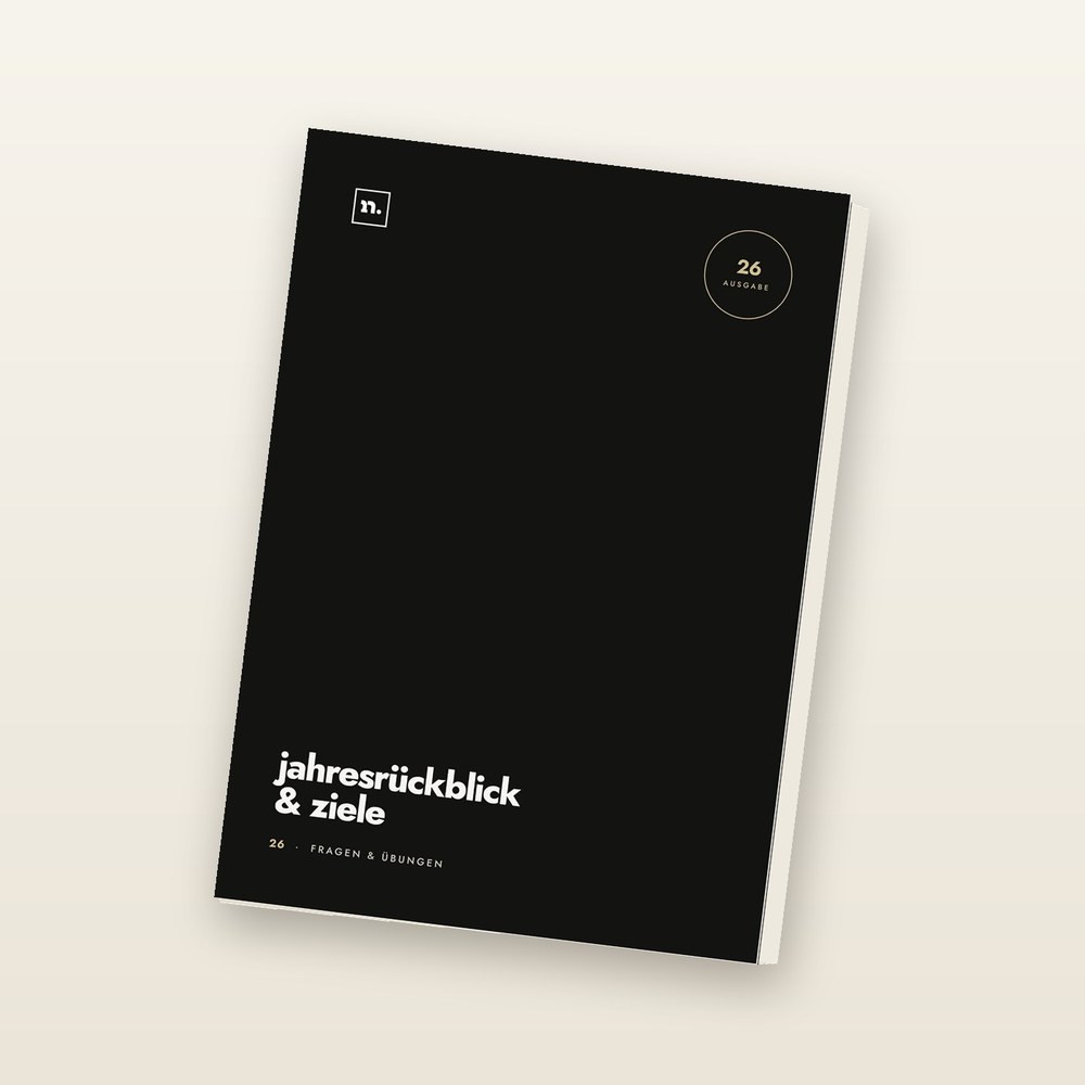 Die Ausgabe 26 schräg von vorn: schwarzer Umschlag, Titel jahresrückblick & ziele, goldenes Ausgabe-Emblem