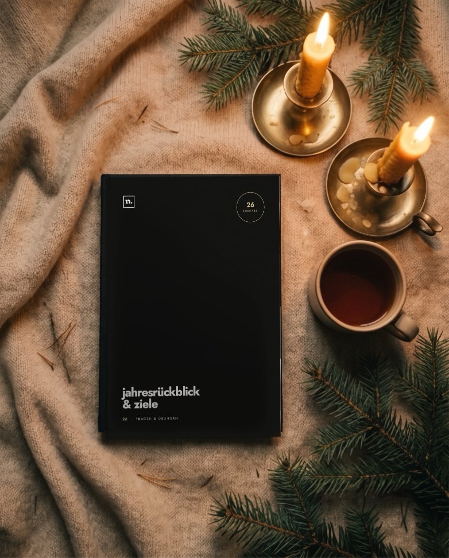 Die Ausgabe 26 mit dem Originalcover liegt bei Kerzenlicht auf einer Wolldecke, daneben eine Tasse Tee und Tannenzweige